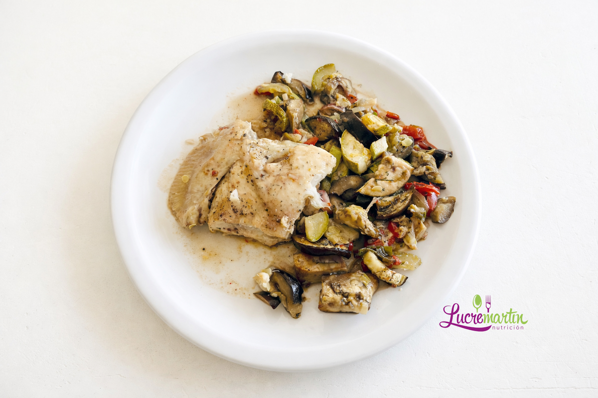 Pollo de mar con verduras al horno