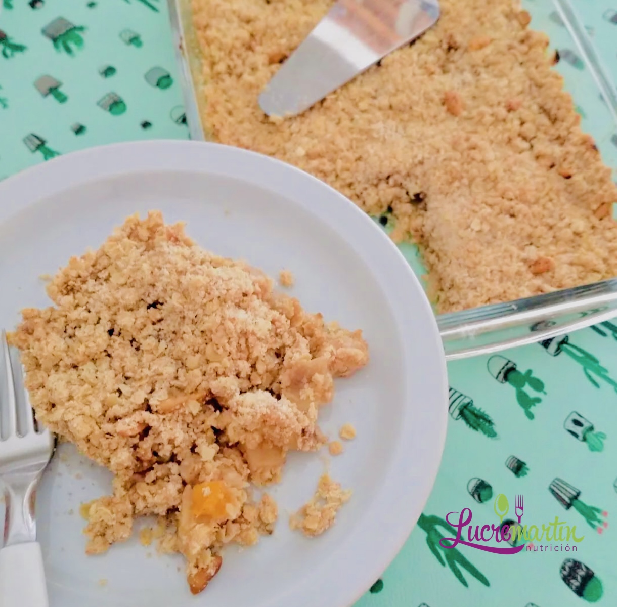 Postre de pera y durazno con crocante de avena