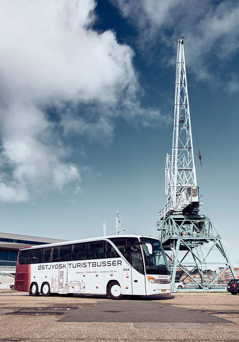 Hvid turistbus fra Østjydsk Turistbusser foran Aarhus havn
