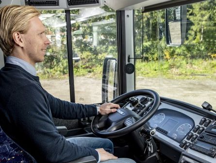 Buschauffør der sidder i førersædet og gør klar til at køre bussen