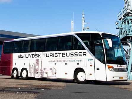 Moderne turistbus klar til kørsel i Aarhus
