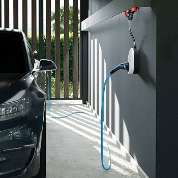 Câble-chargeur mobile connecté go-e Charger monté au mur à domicile