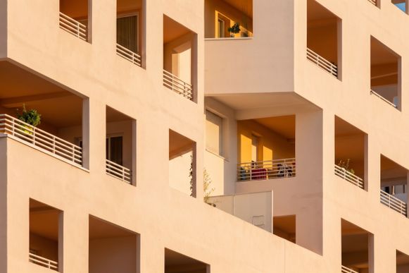 Loggien einer cremefarbenen Fassade im Abendlicht