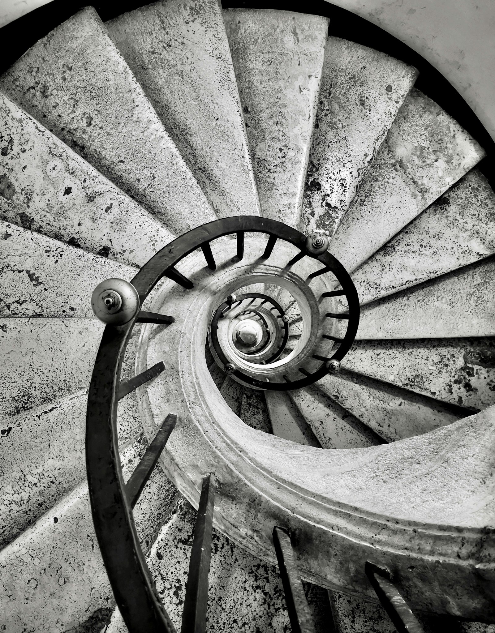 Rekursive Wendeltreppe — visuelle Metapher für komplexe Content-Strukturen