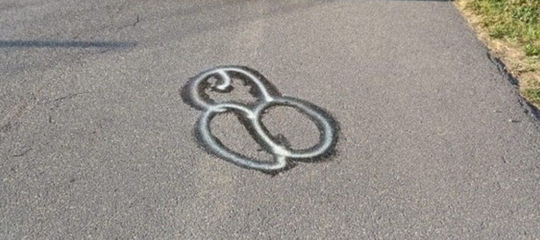 Asphalt graffiti in the paddock: We want you to squeal!