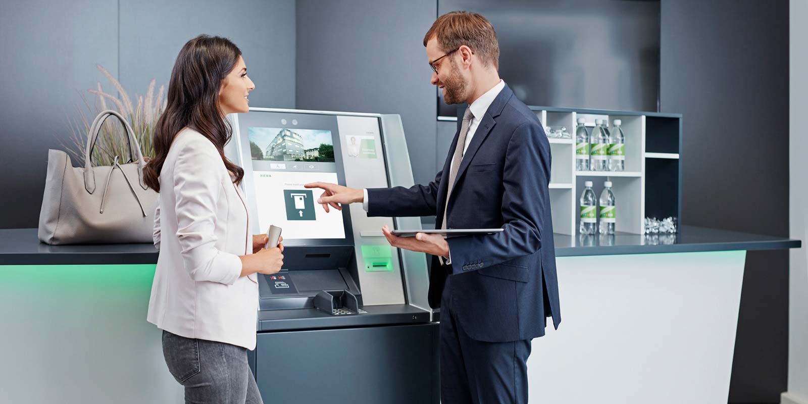 Cash-Recycling Systeme der evo Serie können perfekt in Schalterlösungen integriert werden.