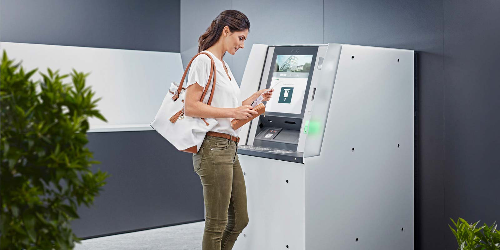 Das evo Verkleidungskonzept erlaubt die individuelle Gestaltung des Cash-Recyclers, angelehnt an das Corporate Design der Bank.