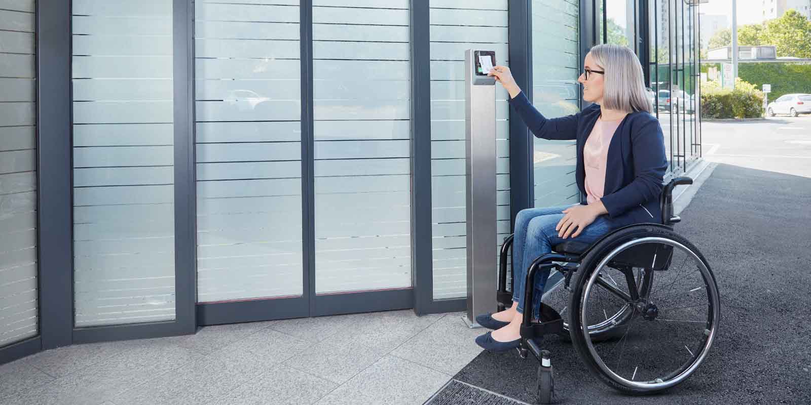 Girl in a wheelchair uses KeBin S10 and authenticates contactlessly via her bank card and FC technology
