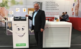 Live vor Ort: Unser Kollege Dieter Zechleitner freut sich über eine M-TEC Wämepumpe mit integrierter KEBA Steuerung