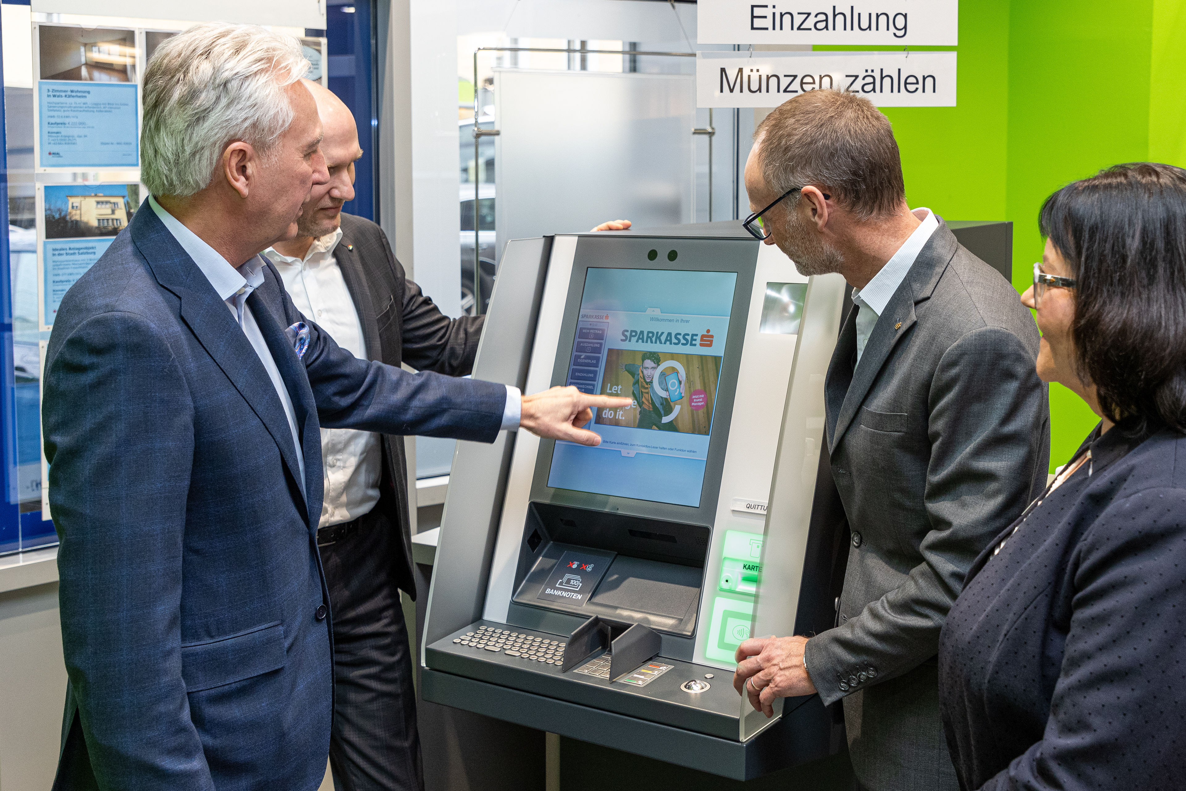 Using the jubilee ATM of the evo series: 3 men and one woman.