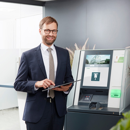 Bank emloyee next to a cash recycling ATM of the eov series