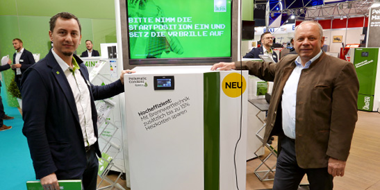At the ÖkoFEN stand: Stefan Ortner (ÖkoFEN Management) together with Dieter Zechleitner (KEBA Product Manager) in front of a pellet heating system with KEBA control.