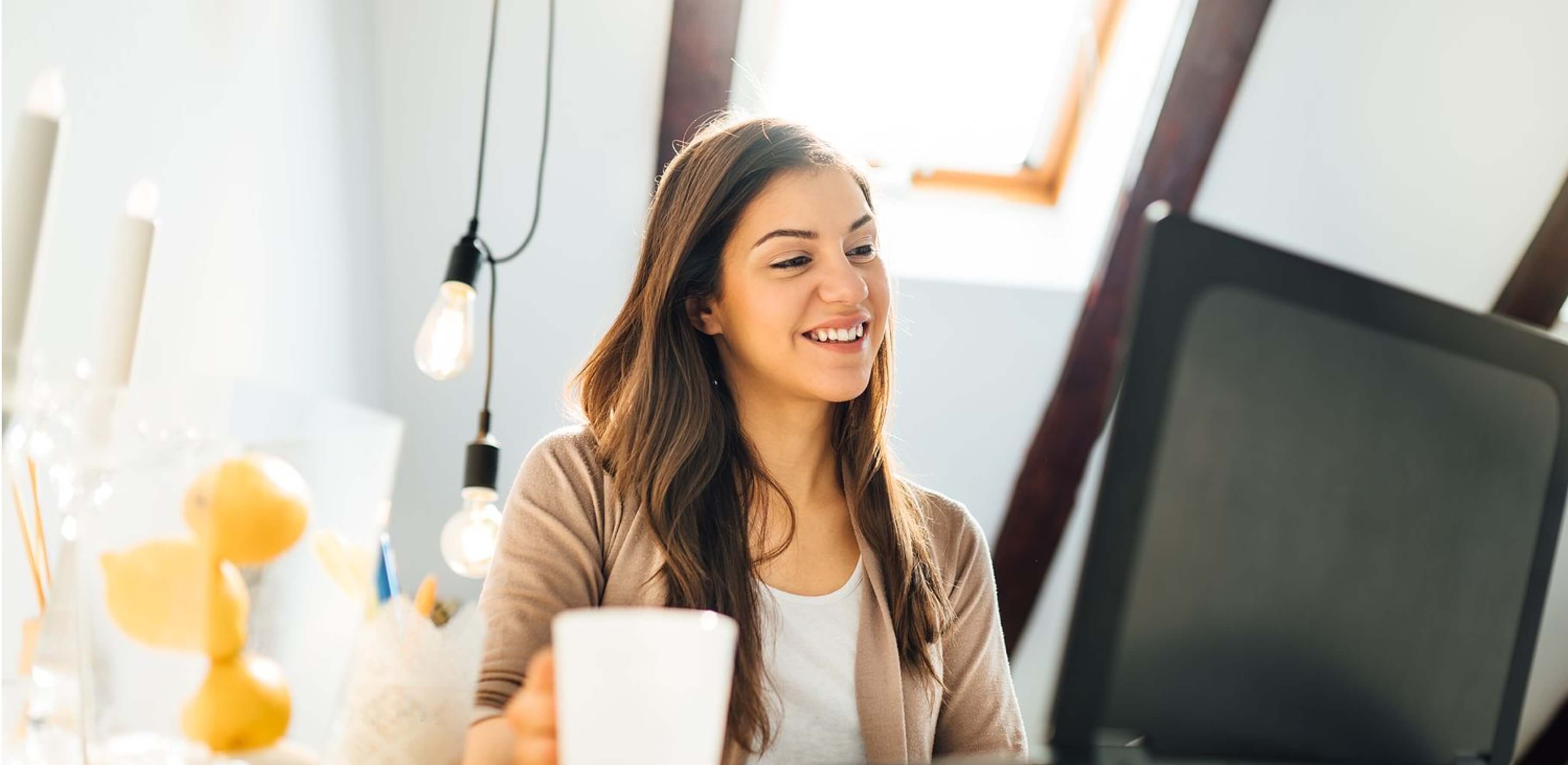 woman working from home affarstrender capcito coronavirus