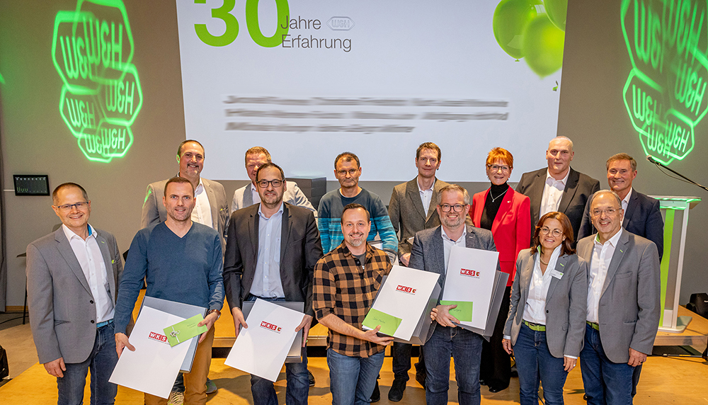 Gabi Proschofski, Vizepräsidentin der Arbeiterkammer Salzburg und Manfred Pammer, Direktor der Wirtschaftskammer Salzburg, gratulierten den langjährigen W&H Mitarbeiter:innen. Gabi Proschofski, Vizepräsidentin der Arbeiterkammer Salzburg und Manfred Pammer, Direktor der Wirtschaftskammer Salzburg, gratulierten den langjährigen W&H Mitarbeiter:innen.