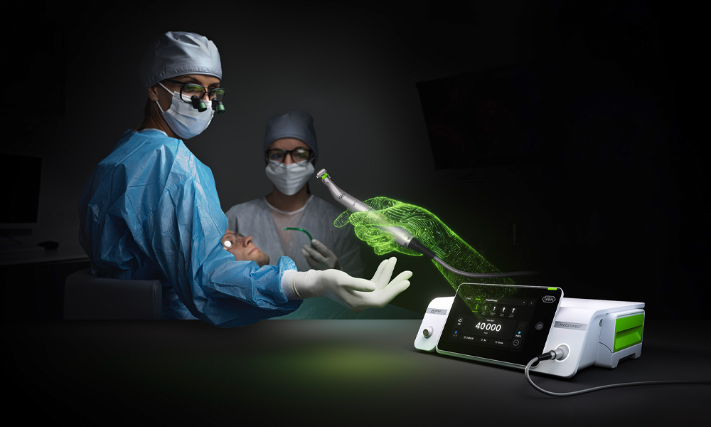 Surgeons present the new Implantmed Plus II and the Piezomed Module Plus II in front of a black background. Surgeons present the new Implantmed Plus II and the Piezomed Module Plus II in front of a black background.