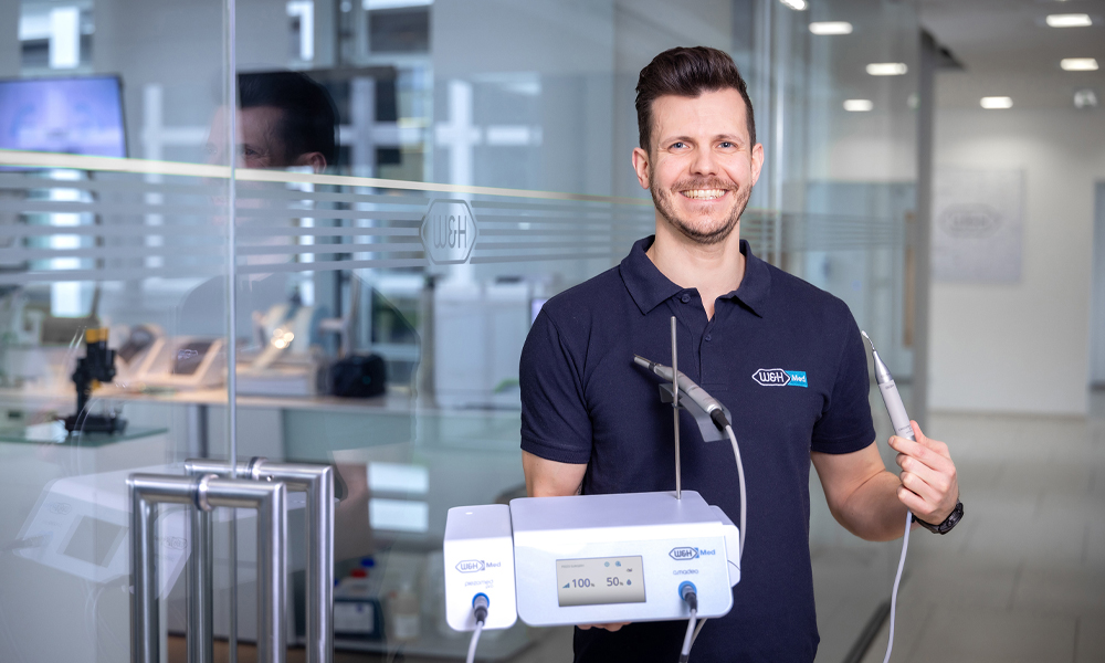 Roman Gschaider, W&H-Produktmanager, lächelt in die Kamera mit der neuen W&H Med Console. Roman Gschaider, W&H-Produktmanager, lächelt in die Kamera mit der neuen W&H Med Console.