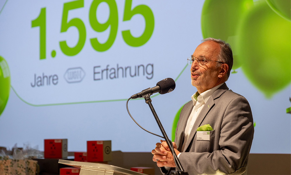 DI Peter Malata, Eigentümer von W&H, bedankt sich für die langjährige Treue zum Unternehmen. DI Peter Malata, Eigentümer von W&H, bedankt sich für die langjährige Treue zum Unternehmen.