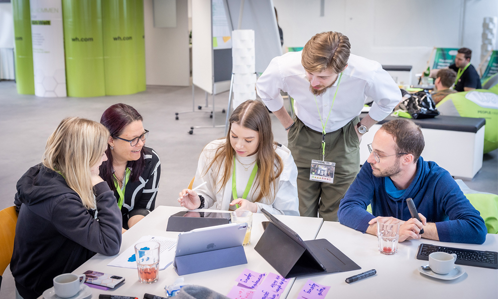 Learning by doing — Student:innen der FH CAMPUS 02 beim Bearbeiten von TRIZ-spezifische Aufgabenstellungen. Learning by doing — Student:innen der FH CAMPUS 02 beim Bearbeiten von TRIZ-spezifische Aufgabenstellungen.