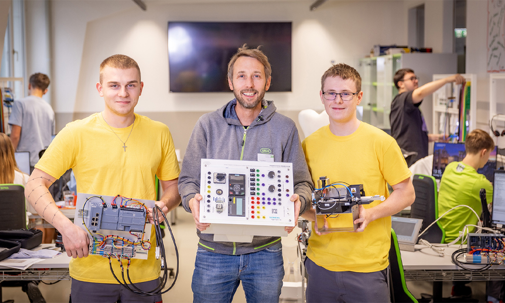Die zwei Mechatronik-Lehrlinge Jonas und Tobias mit ihrem Ausbildner Christian. Die zwei Mechatronik-Lehrlinge Jonas und Tobias mit ihrem Ausbildner Christian.