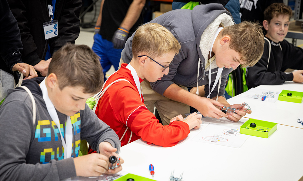 Die NMS Neukirchen besuchte W&H Form. Die NMS Neukirchen besuchte W&H Form.