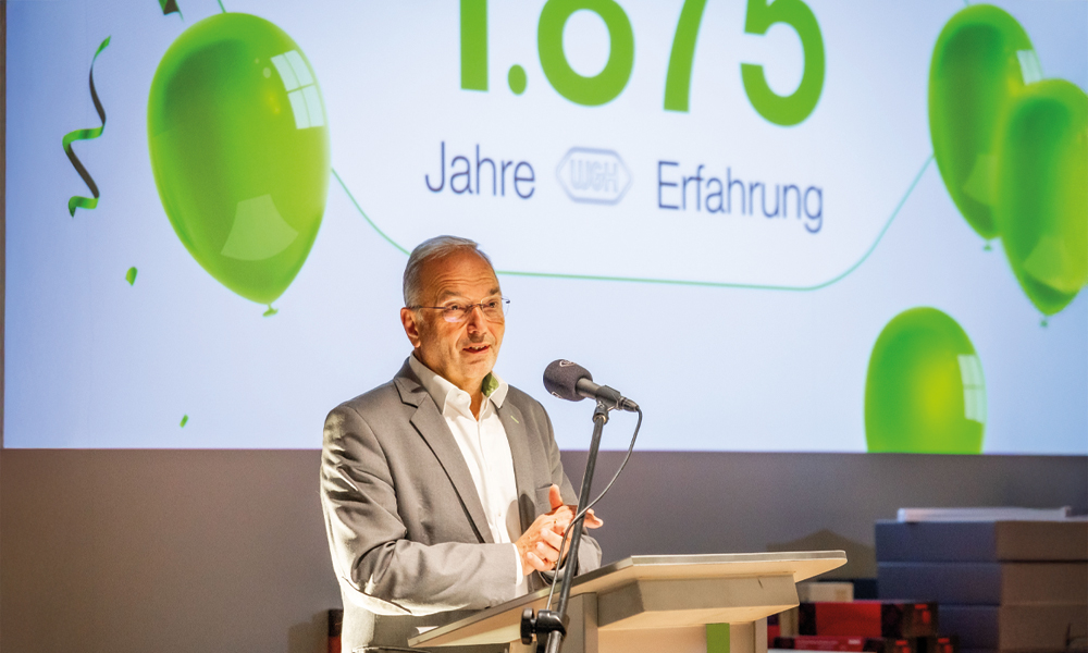 DI Peter Malata, Eigentümer von W&H, bedankt sich für die langjährige Treue zum Unternehmen. DI Peter Malata, Eigentümer von W&H, bedankt sich für die langjährige Treue zum Unternehmen.