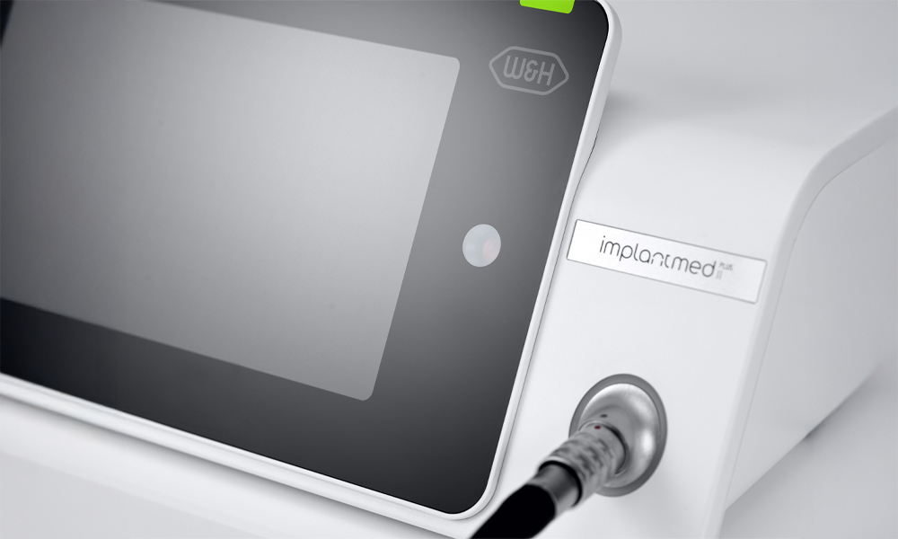 Nahaufnahme des neuen Implantmed Plus II Displays vor grauem Hintergrund. Nahaufnahme des neuen Implantmed Plus II Displays vor grauem Hintergrund.