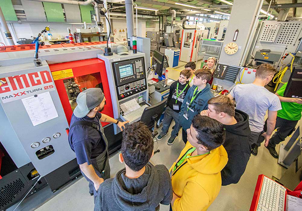 … beim Besuch der modernen W&H-Lehrwerkstätte. … beim Besuch der modernen W&H-Lehrwerkstätte.