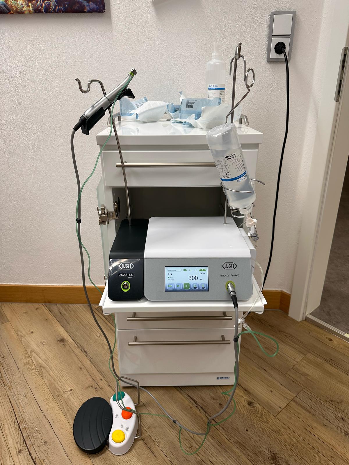 Implantmed Plus SI-1023 in Kombination mit dem Piezomed Plus Modul Implantmed Plus SI-1023 in Kombination mit dem Piezomed Plus Modul