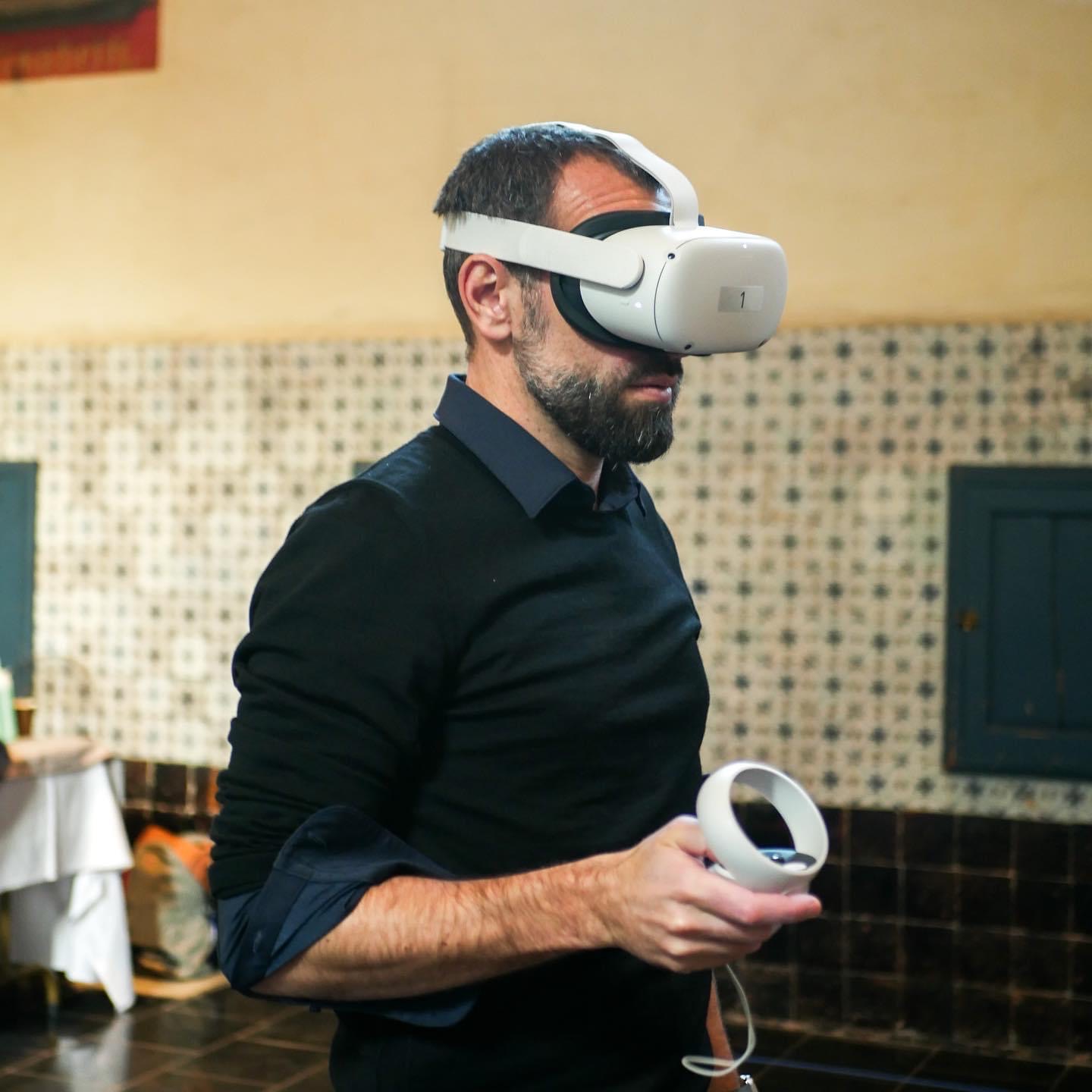 Jennifer Galoup avec casque VR Jennifer Galoup avec casque VR