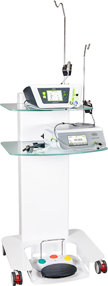 Zwei Chirurgie-Geräte auf einem Cart  Zwei Chirurgie-Geräte auf einem Cart