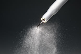 The supply of coolant through the instrument to near the operating point guarantees optimal cooling of the instrument and the hard tissue. The supply of coolant through the instrument to near the operating point guarantees optimal cooling of the instrument and the hard tissue.