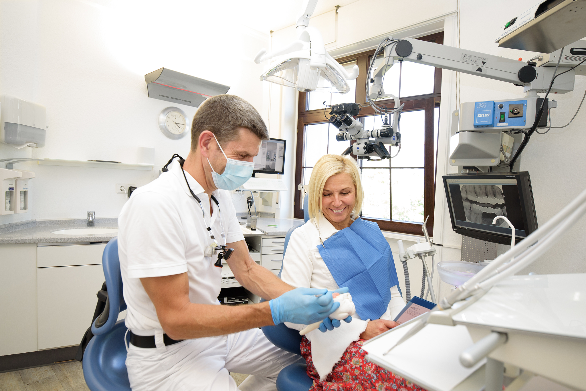 Dr. Frank Groß während einer Prophylaxebehandlung Dr. Frank Groß während einer Prophylaxebehandlung
