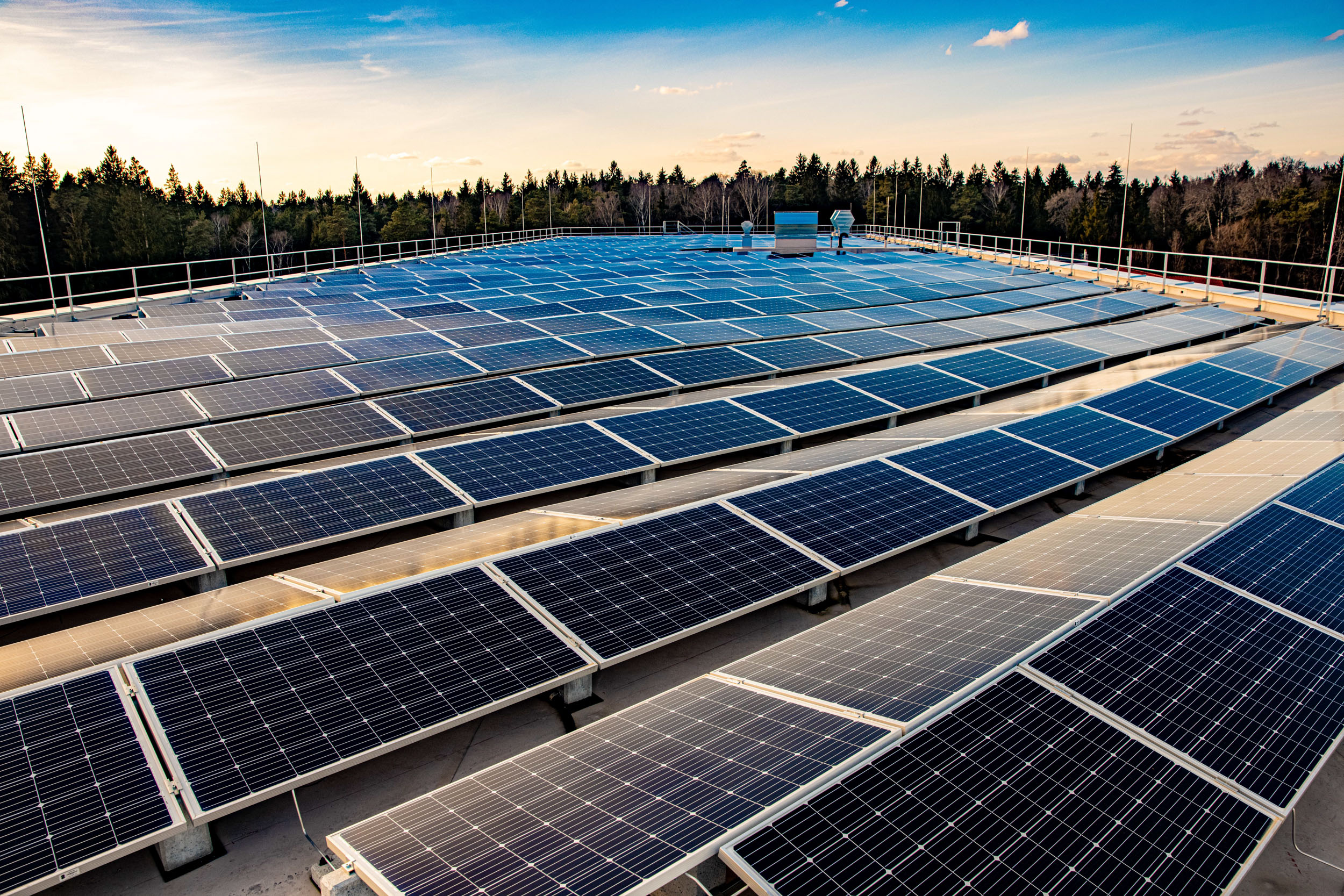 Approx. 1,800 modules on the roof of plant 2 provide an output of 536 kWp. Approx. 1,800 modules on the roof of plant 2 provide an output of 536 kWp.