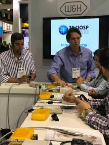 Dr. Pedro de Luca and Dr. Marc Lindner demonstrated the advantages of the W&H electric motor. Dr. Pedro de Luca and Dr. Marc Lindner demonstrated the advantages of the W&H electric motor.