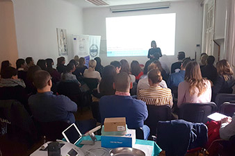 La Prof. Ivana Miletić presentó información exhaustiva sobre casos clínicos seleccionados de endodoncia. La Prof. Ivana Miletić presentó información exhaustiva sobre casos clínicos seleccionados de endodoncia.