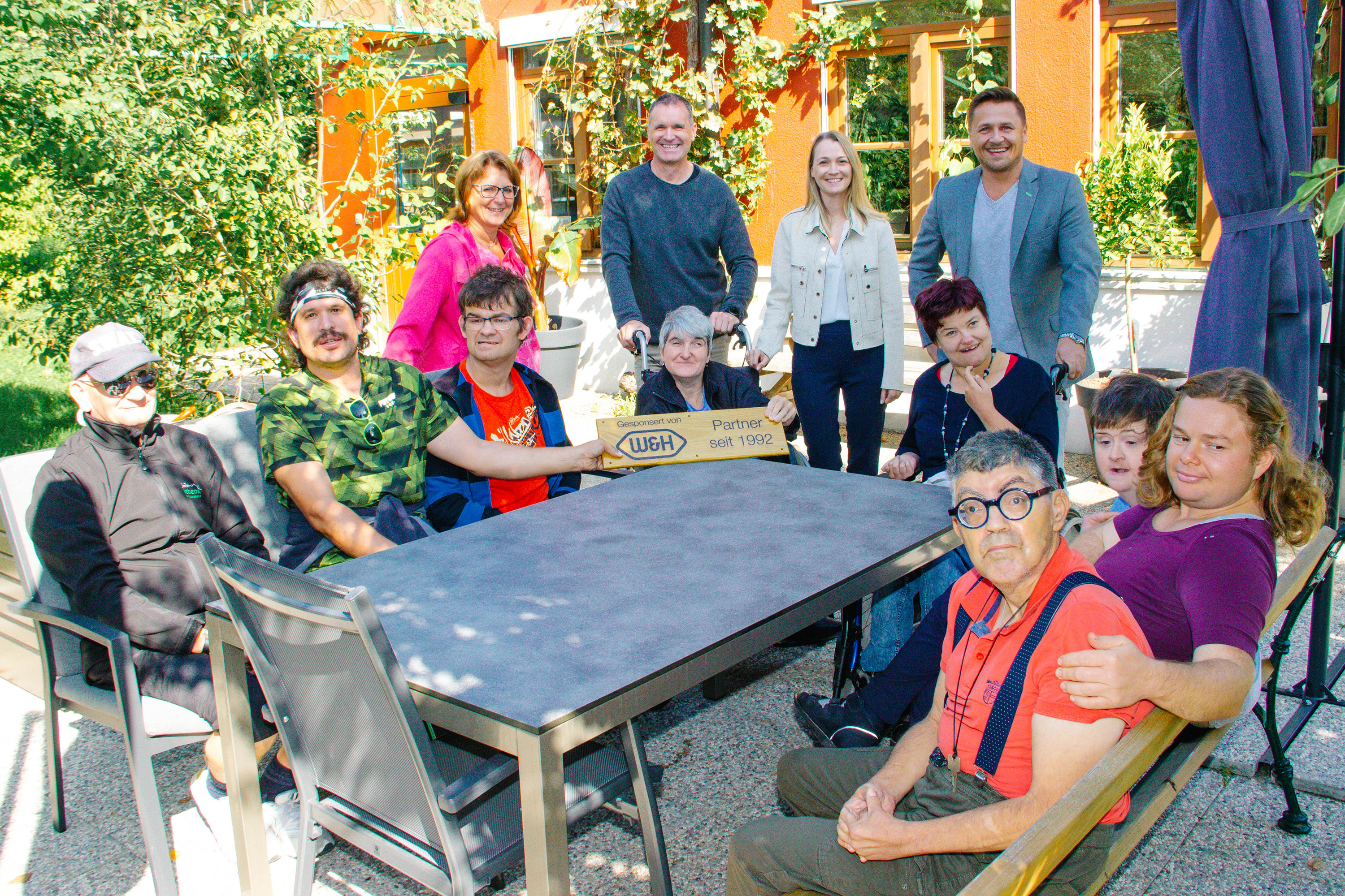 Gartenbank für den Outdoor-Bereich der Lebenshilfe Oberndorf  Gartenbank für den Outdoor-Bereich der Lebenshilfe Oberndorf