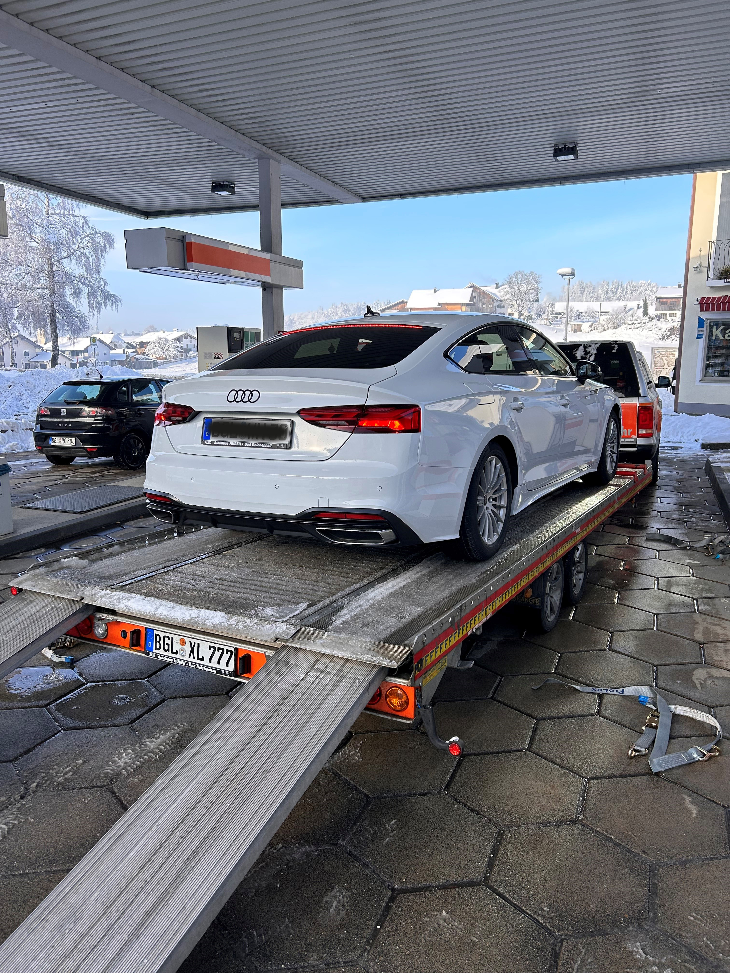 Jetzt ist er so nützlich wie ein U-Boot in der Wüste. Jetzt ist er so nützlich wie ein U-Boot in der Wüste.