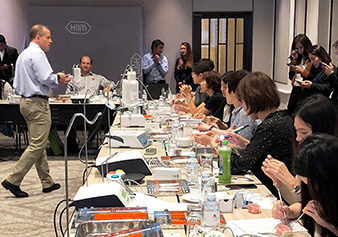 El Prof. Stavropoulos recorre la parte práctica del taller demostrando y/o supervisando y dando consejos a los participantes. El Prof. Stavropoulos recorre la parte práctica del taller demostrando y/o supervisando y dando consejos a los participantes.