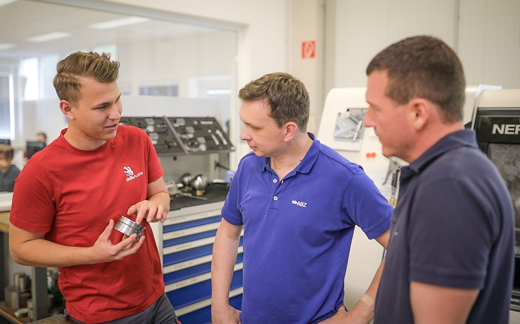 Alexander Absmann bei der intensiven Wettkampfvorbereitung mit WorldSkills-Betreuer Dieter Geisberber und W&H-Lehrlingsausbildner Stefan Rausch im ABZ Braunau Alexander Absmann bei der intensiven Wettkampfvorbereitung mit WorldSkills-Betreuer Dieter Geisberber und W&H-Lehrlingsausbildner Stefan Rausch im ABZ Braunau