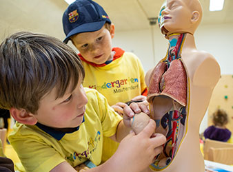 Kinder beim Entdecken Kinder beim Entdecken