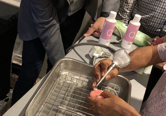 Course participant trying out the Proxeo Aura air polishing device. Course participant trying out the Proxeo Aura air polishing device.