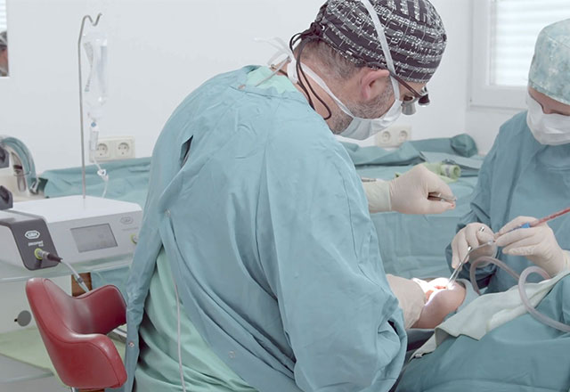 Videos clínicos en cirugía oral e implantología