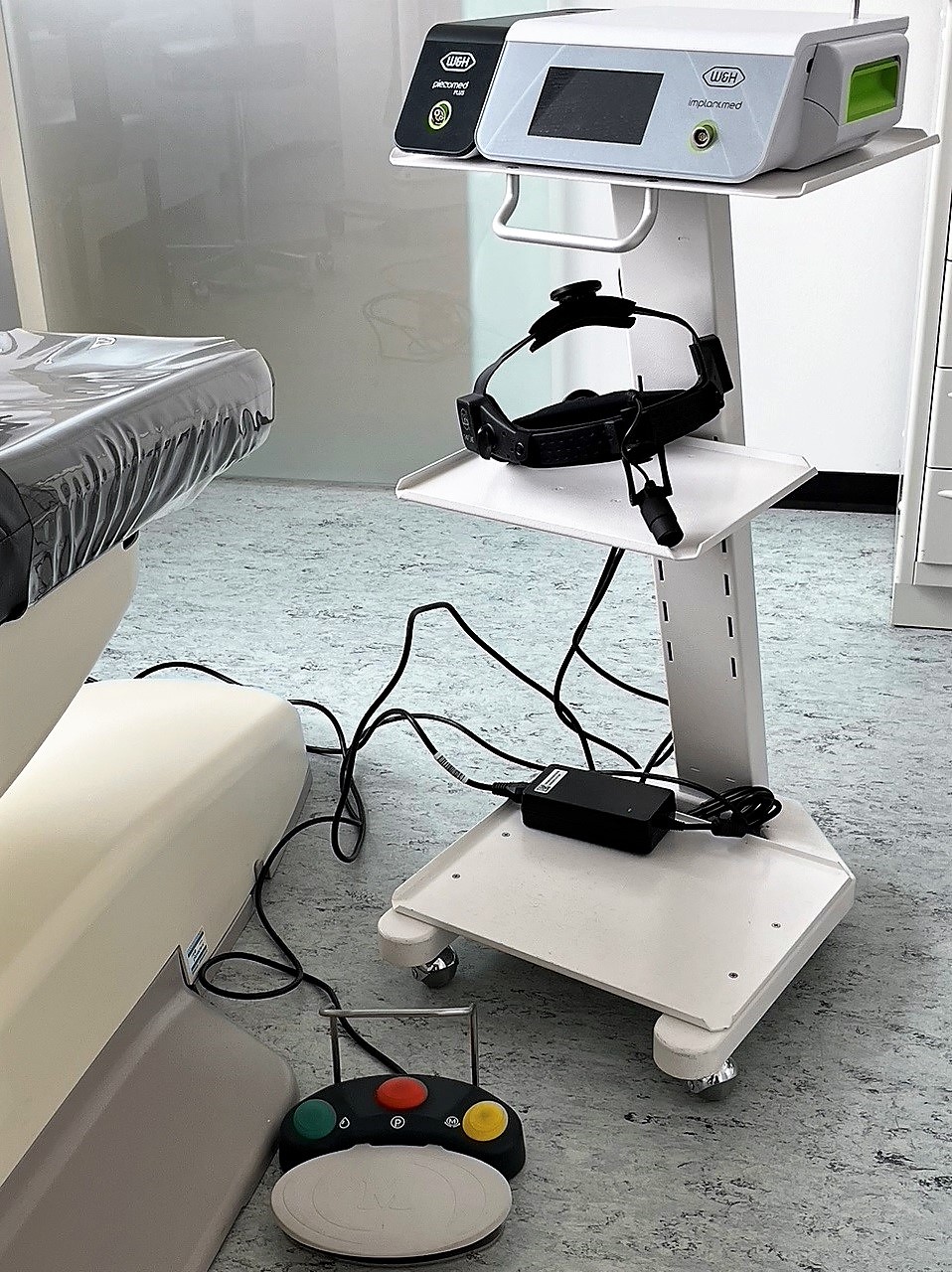 W&H Chirurgie Cart mit Implantmed Plus und Piezomed Modul W&H Chirurgie Cart mit Implantmed Plus und Piezomed Modul