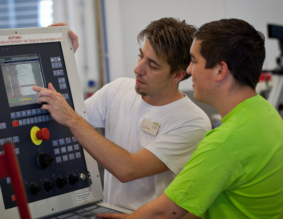 Son empleados con experiencia que acompañan con sus consejos  Son empleados con experiencia que acompañan con sus consejos