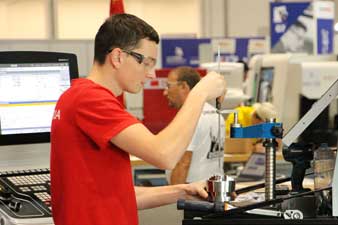Eine schwierige WM-Aufgabenstellung: Marco Kern beim Fertigen eines 3-Backenfutters, dabei handelt es sich um ein Bauteil für eine Drehmaschine. Eine schwierige WM-Aufgabenstellung: Marco Kern beim Fertigen eines 3-Backenfutters, dabei handelt es sich um ein Bauteil für eine Drehmaschine.