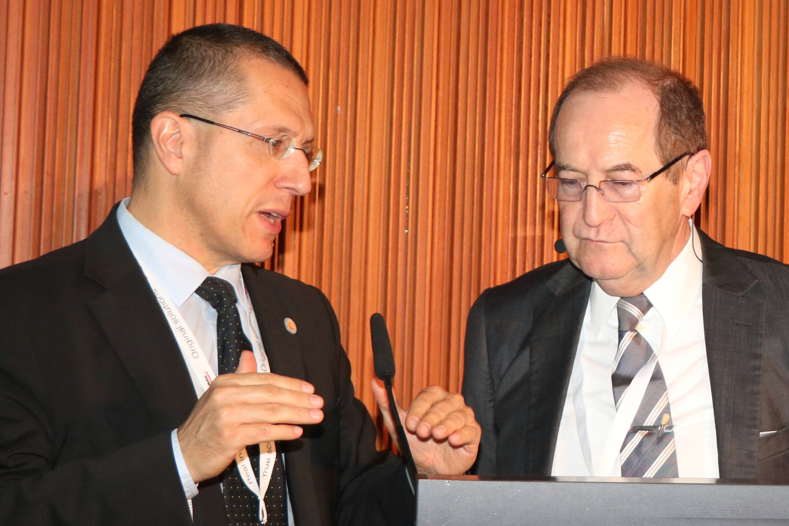 Dialogue with the EFP President: Professor Anton Sculean (left) and Dr Karl-Ludwig Ackermann Dialogue with the EFP President: Professor Anton Sculean (left) and Dr Karl-Ludwig Ackermann