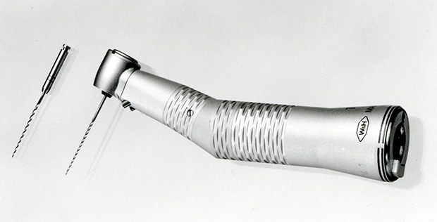 1980 : Premier contre-angle multiplicateur par 4, le 99 (160 000 tr/min) 1980 : Premier contre-angle multiplicateur par 4, le 99 (160 000 tr/min)