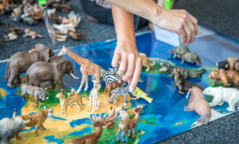 Mag.a Judith Grubinger-Preiner (links) erklärt den Teilnehmerinnen verschiedene Herangehensweisen an das von ihr entwickelte Spiel. Mag.a Judith Grubinger-Preiner (links) erklärt den Teilnehmerinnen verschiedene Herangehensweisen an das von ihr entwickelte Spiel.