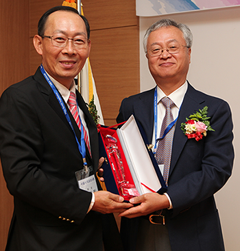 Shinwon Dental is honoured with the SDA Award Shinwon Dental is honoured with the SDA Award