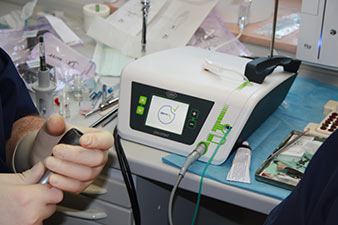 Das neue Chirurgie-Gerät überzeugt durch einfachste Handhabung. Zusätzlich wird der Anwender durch die drei individuellen Betriebs-Modi „Power“, „Basic“ und „Smooth“ optimal unterstützt. Das neue Chirurgie-Gerät überzeugt durch einfachste Handhabung. Zusätzlich wird der Anwender durch die drei individuellen Betriebs-Modi „Power“, „Basic“ und „Smooth“ optimal unterstützt.